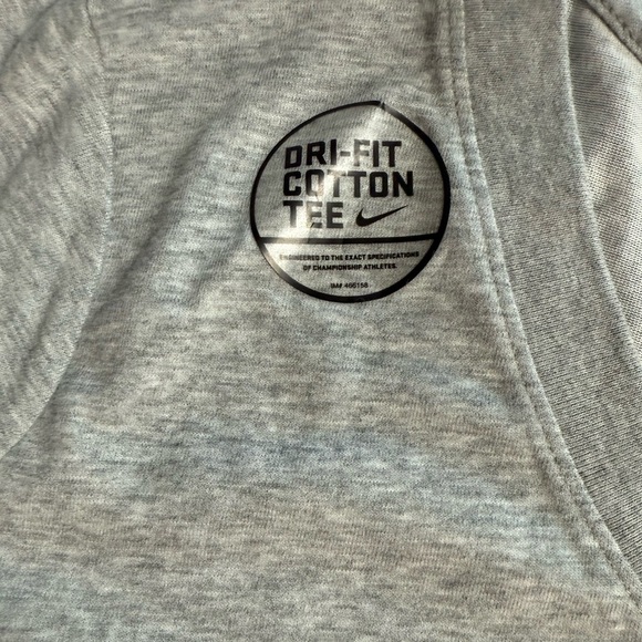 Nike Dri-Fit Women’s V-Neck Tee Shirt Gray Size M Super Soft NWT - Picture 4 of 9